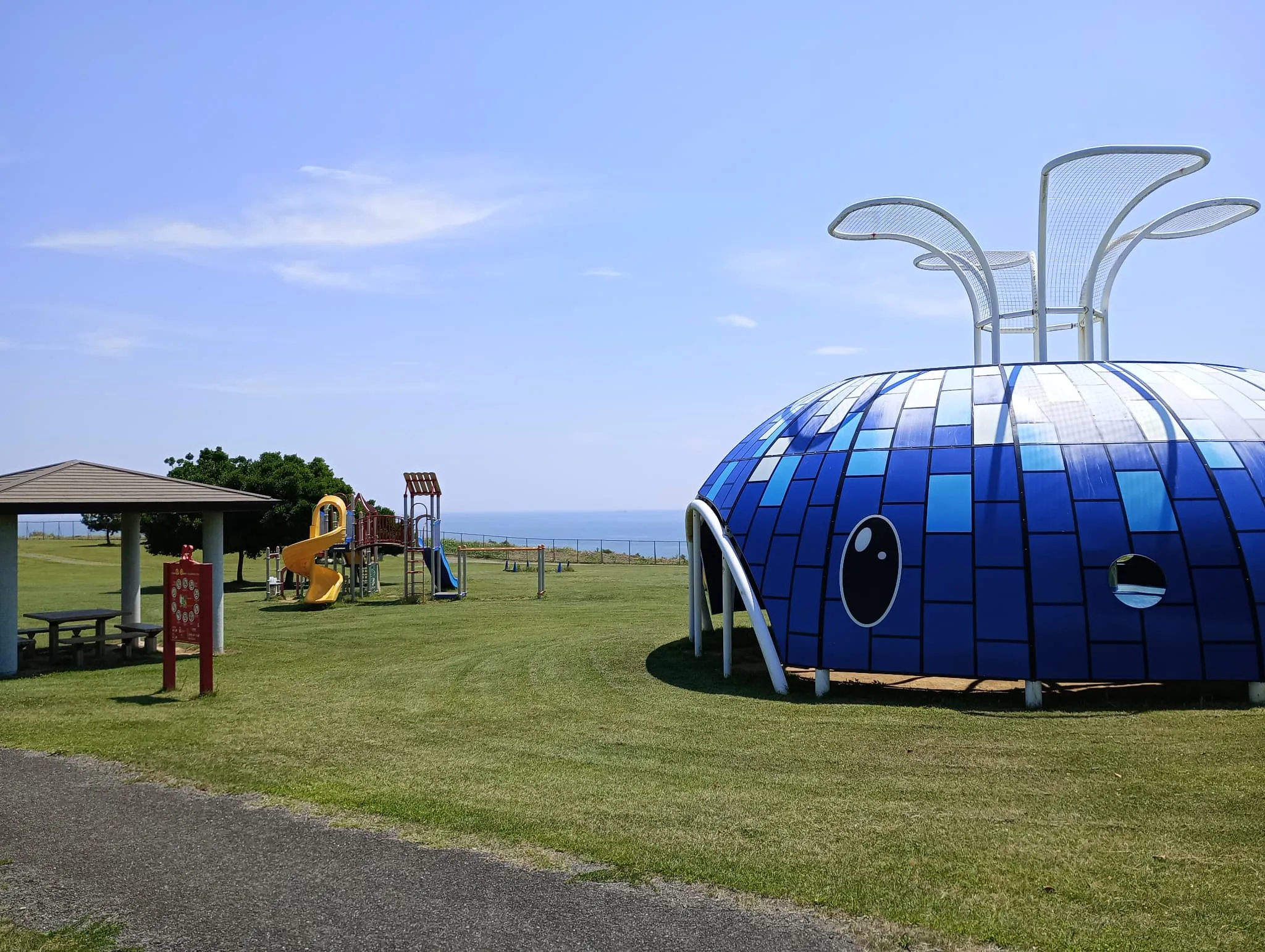 天神岬スポーツ公園の広場。子どもの遊び場やキャンプ、BBQが楽しめる緑豊かな公園